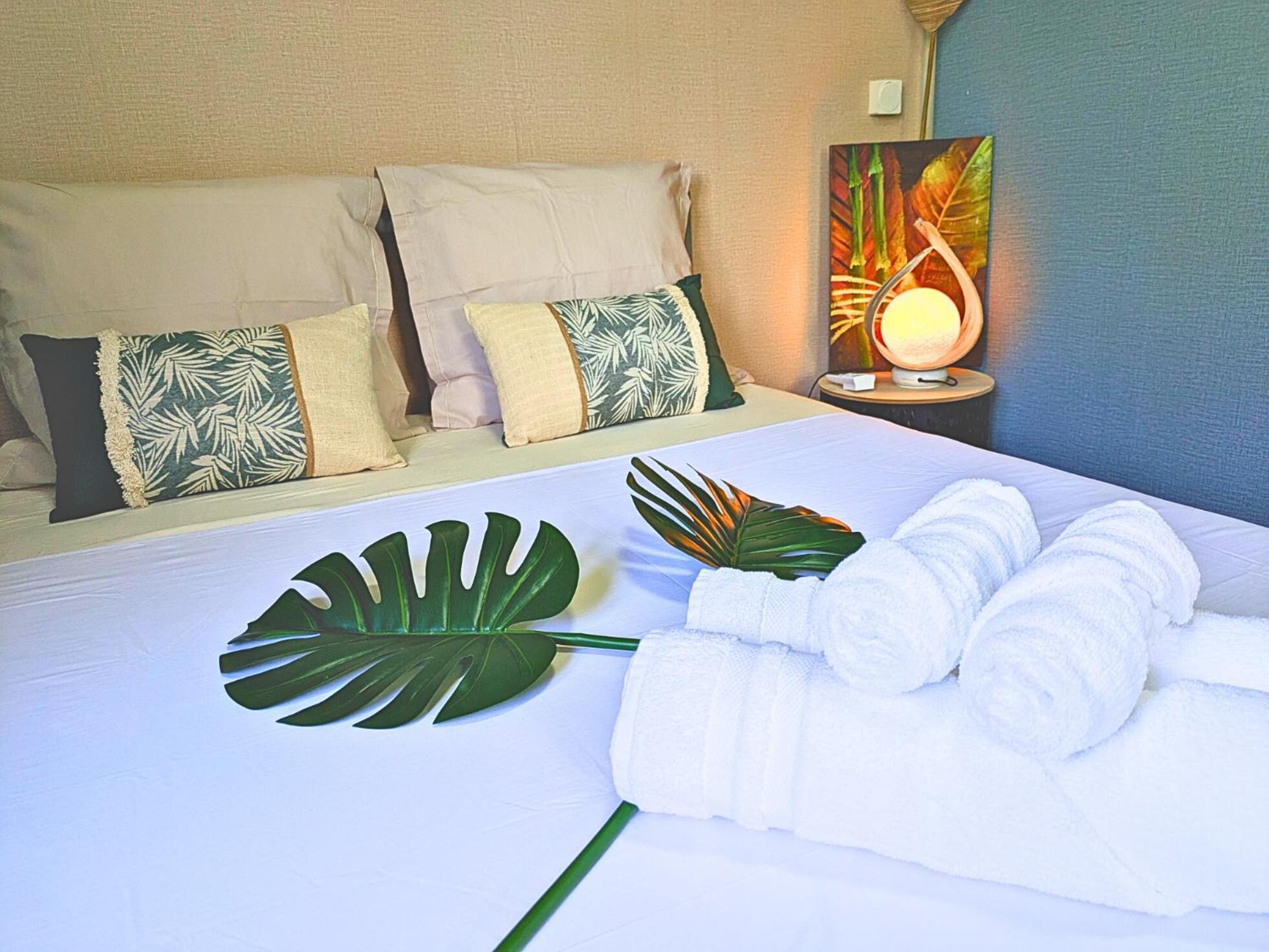 Natura Om Teahupoo Surf Lodge Toanoano Exterior foto