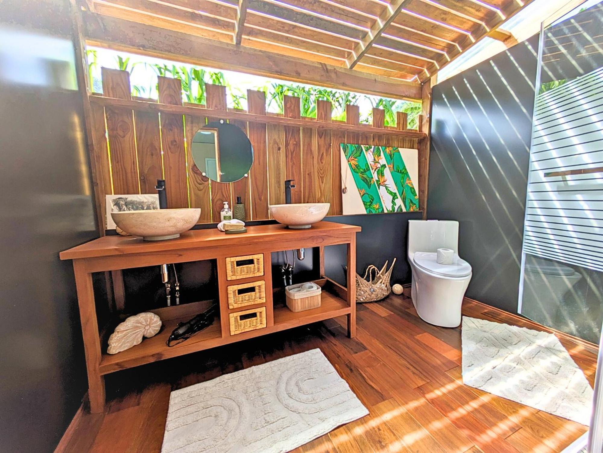 Natura Om Teahupoo Surf Lodge Toanoano Exterior foto