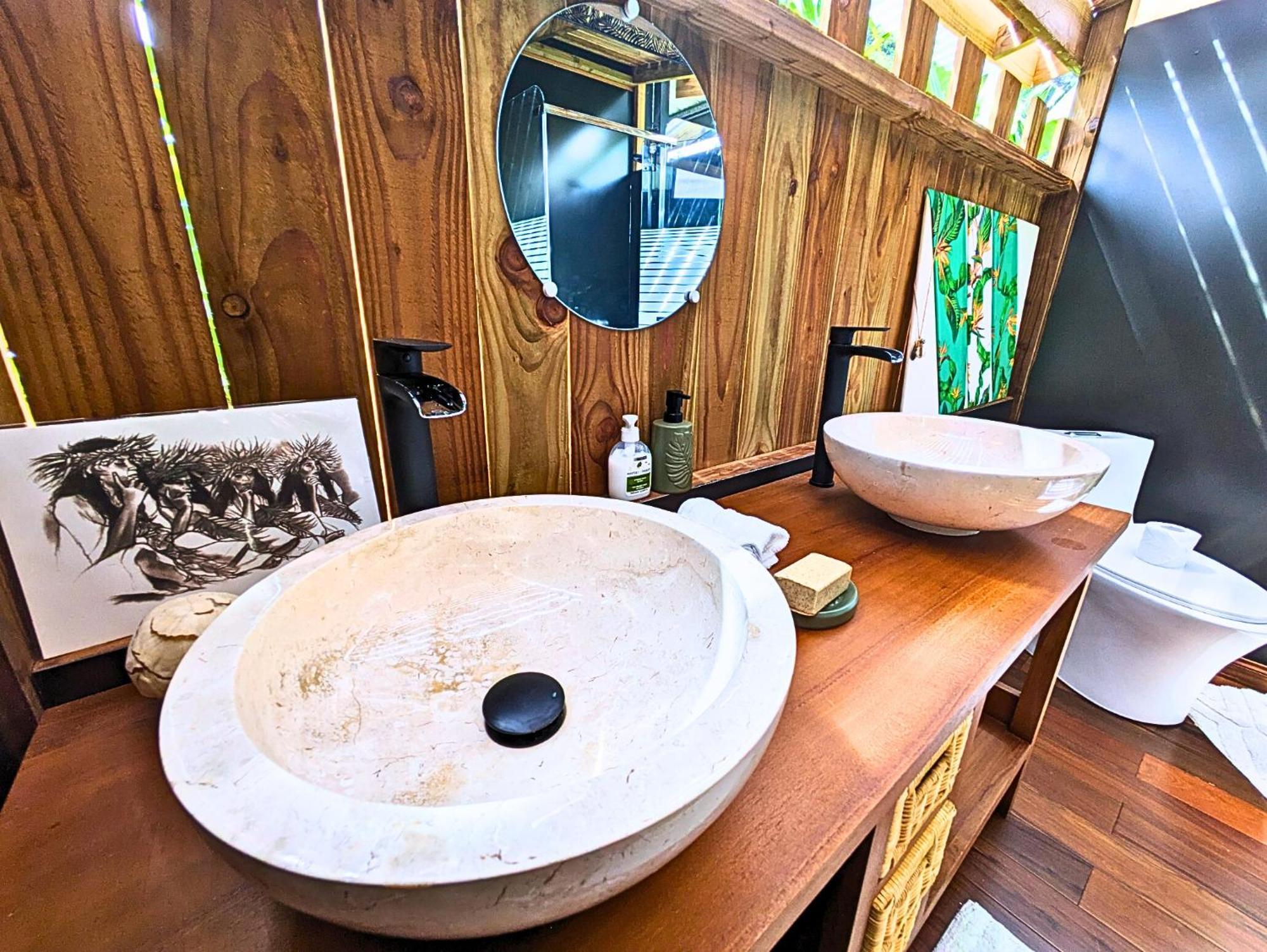 Natura Om Teahupoo Surf Lodge Toanoano Exterior foto