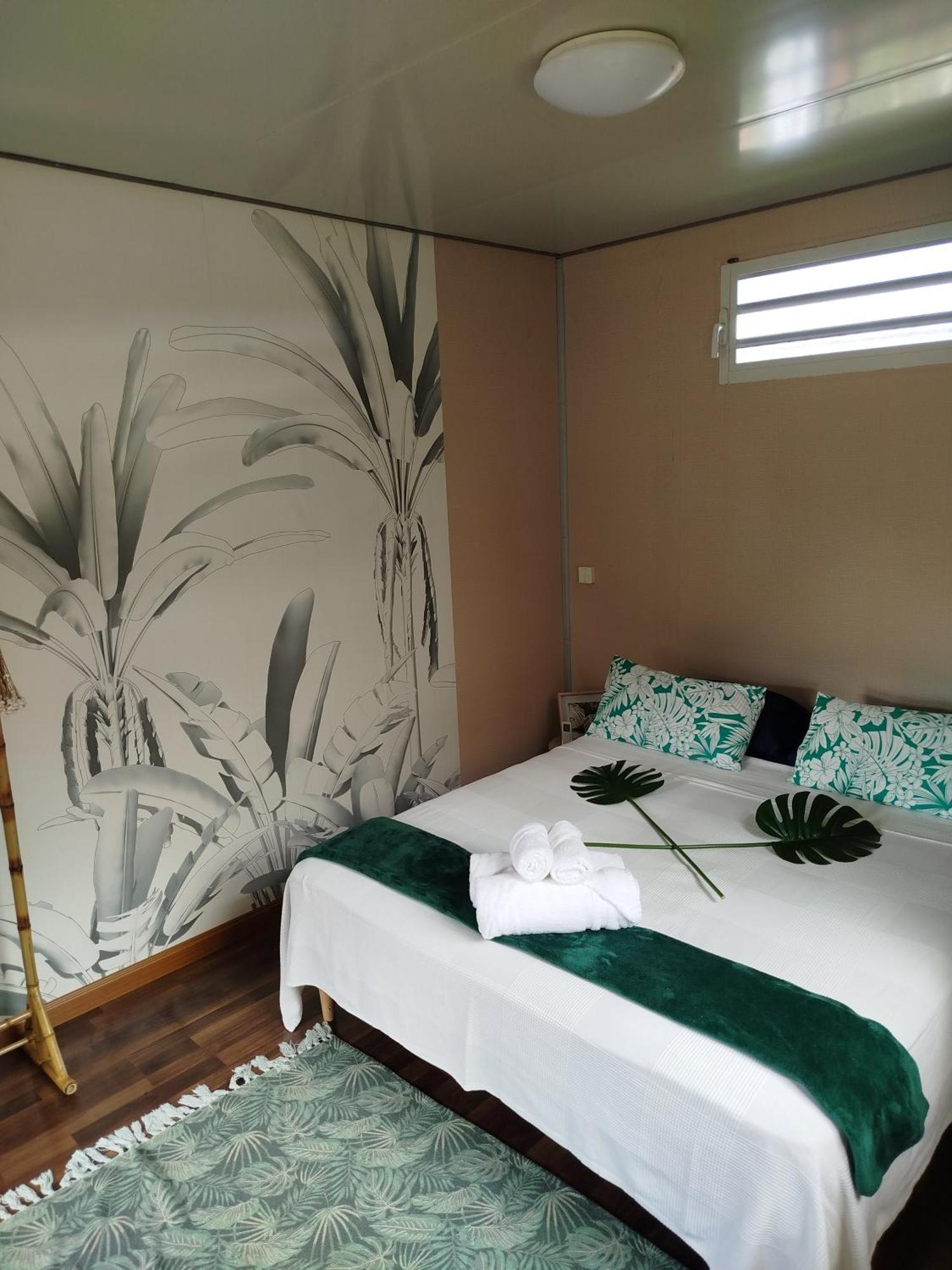Natura Om Teahupoo Surf Lodge Toanoano Exterior foto